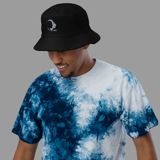 Ausgefranster Bucket hat „Lion“